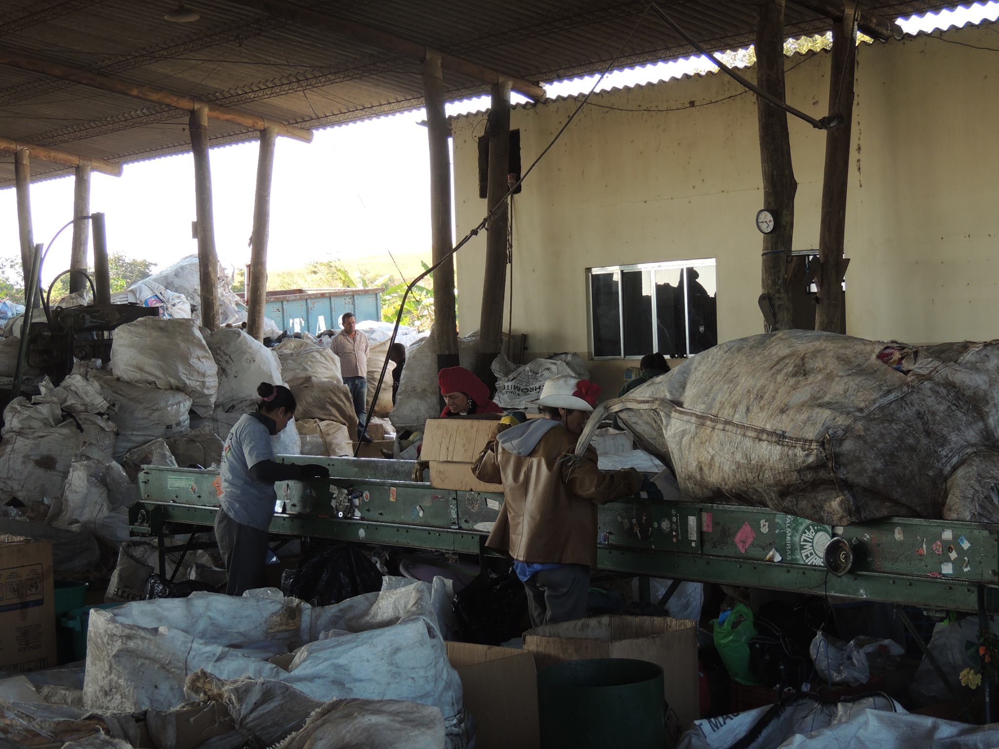 Cooperativa “Reciclador Solidário” poupa aterro de 180 toneladas de materiais por mês